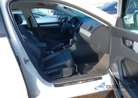 2012 Volkswagen Passat 2.5L Se z USA, uszkodzony, nr VIN 1VWBP7A32CC080634